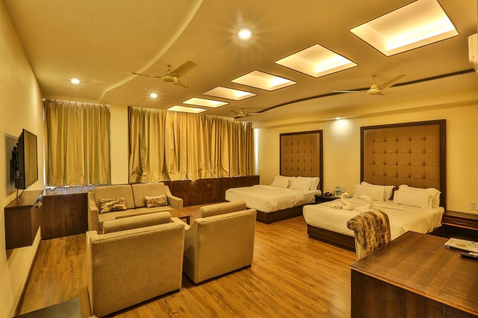 Bed, TV and multimedia, Living room, Seating area, Evening entertainment, air conditioner