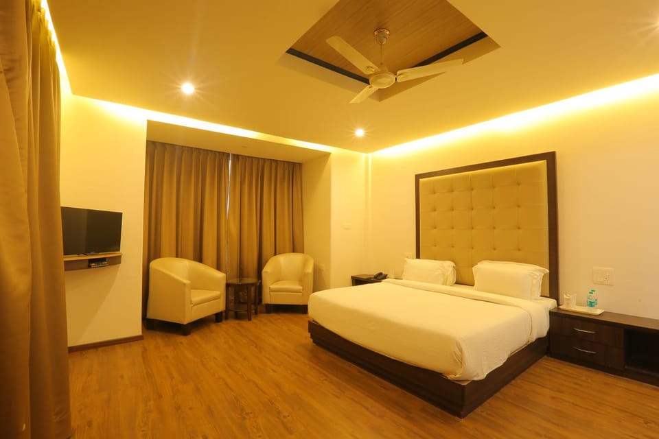 Communal lounge/ TV room, Bed, TV and multimedia, Living room, Photo of the whole room, Seating area, Evening entertainment, Bedroom, air conditioner