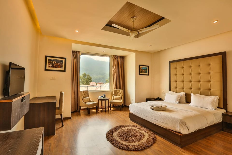 Communal lounge/ TV room, Bed, TV and multimedia, Living room, Photo of the whole room, Seating area, Evening entertainment, Bedroom