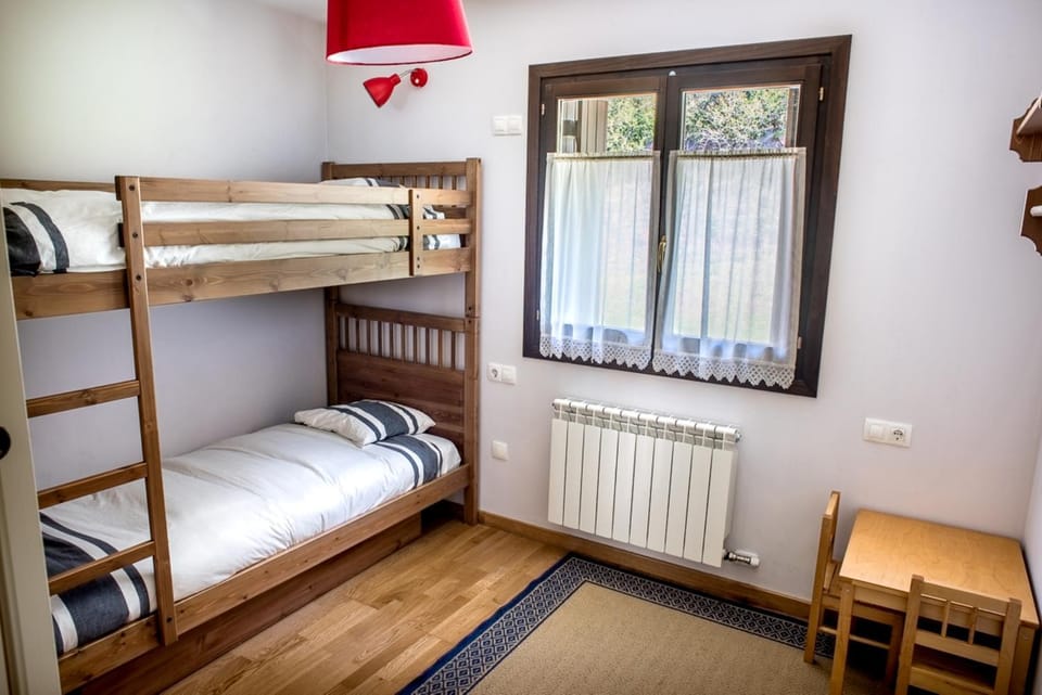 Bed, Bedroom, Mountain view, Family