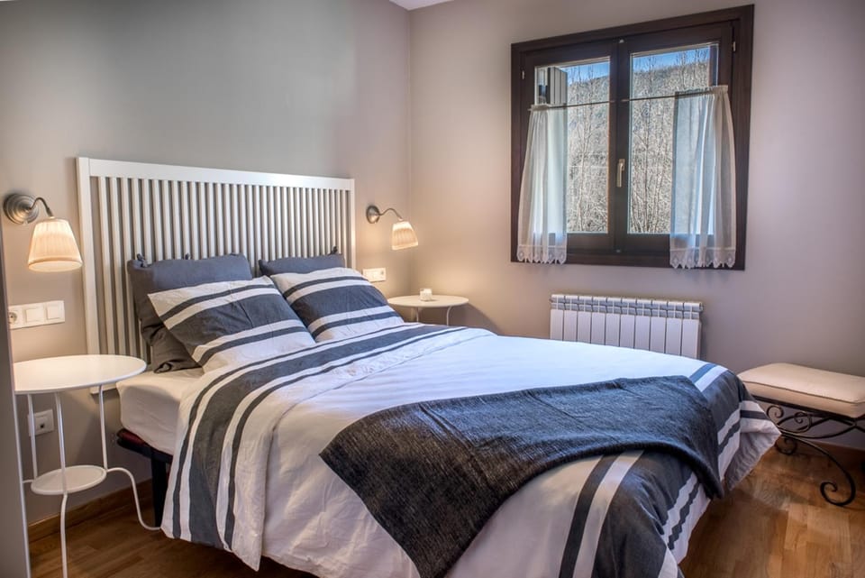 Spring, Day, Photo of the whole room, Bedroom, Mountain view, Family