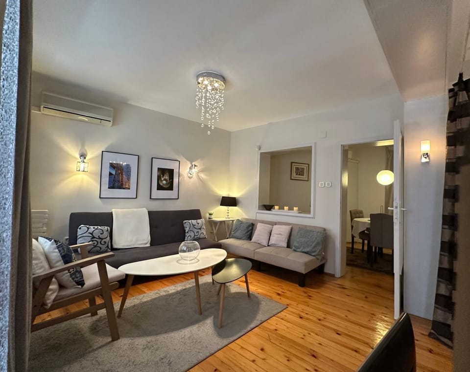 Bed, Living room, Photo of the whole room, Seating area