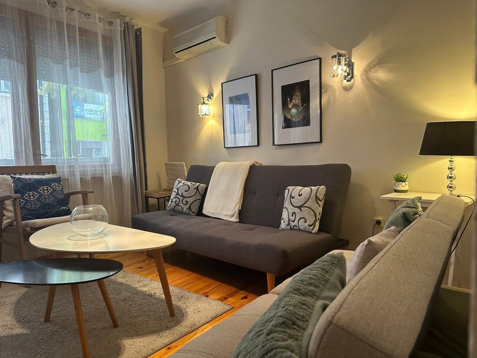 TV and multimedia, Living room, Seating area, air conditioner