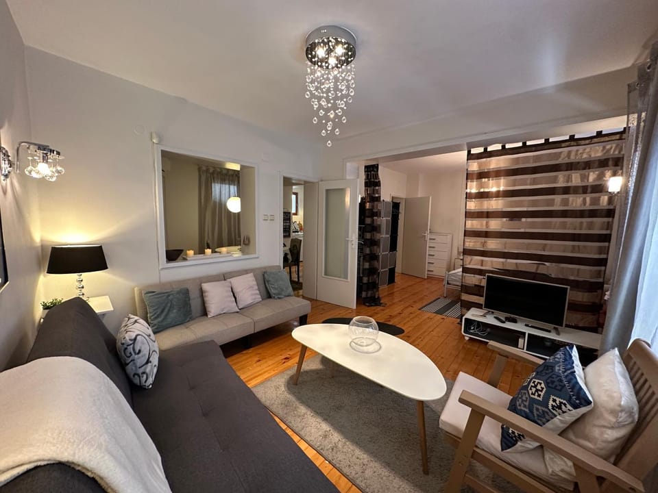 Bed, TV and multimedia, Living room, Photo of the whole room, Seating area