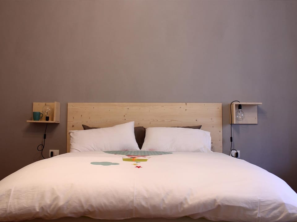 Bed, TV and multimedia, Photo of the whole room, Bedroom