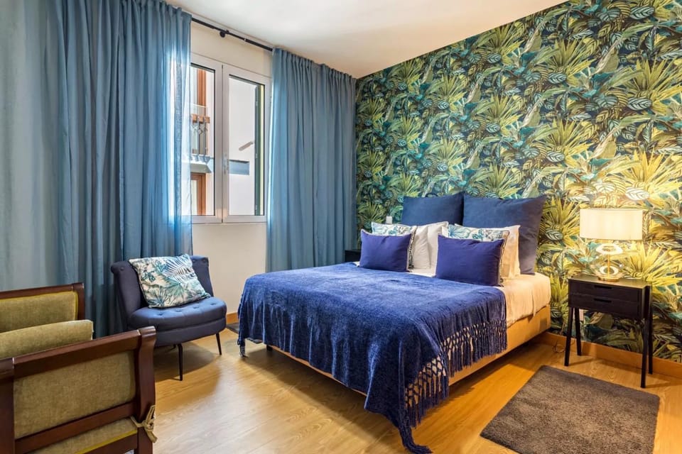 Photo of the whole room, Bedroom