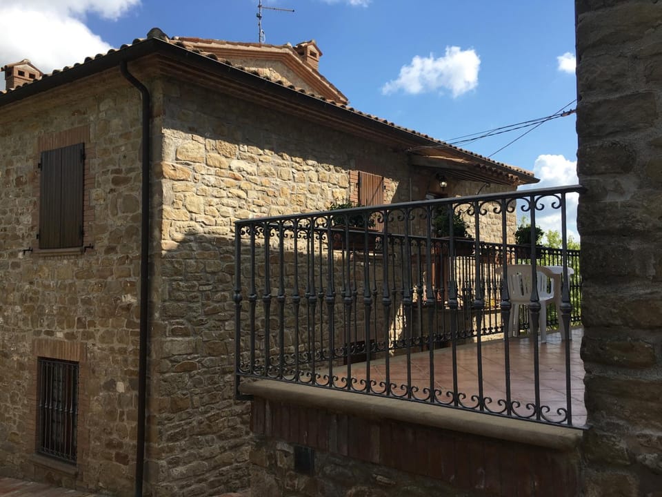 Property building, Facade/entrance, Garden, Balcony/Terrace