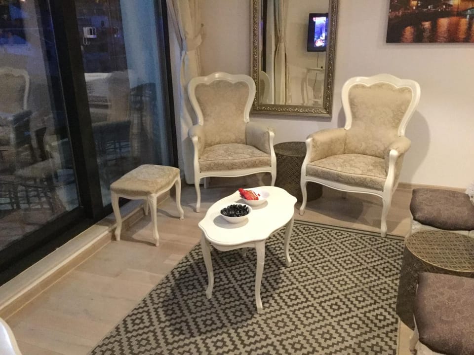 Living room, Photo of the whole room