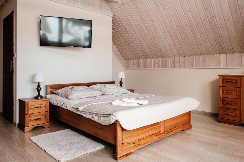 Bed, TV and multimedia, Photo of the whole room, Bedroom, towels