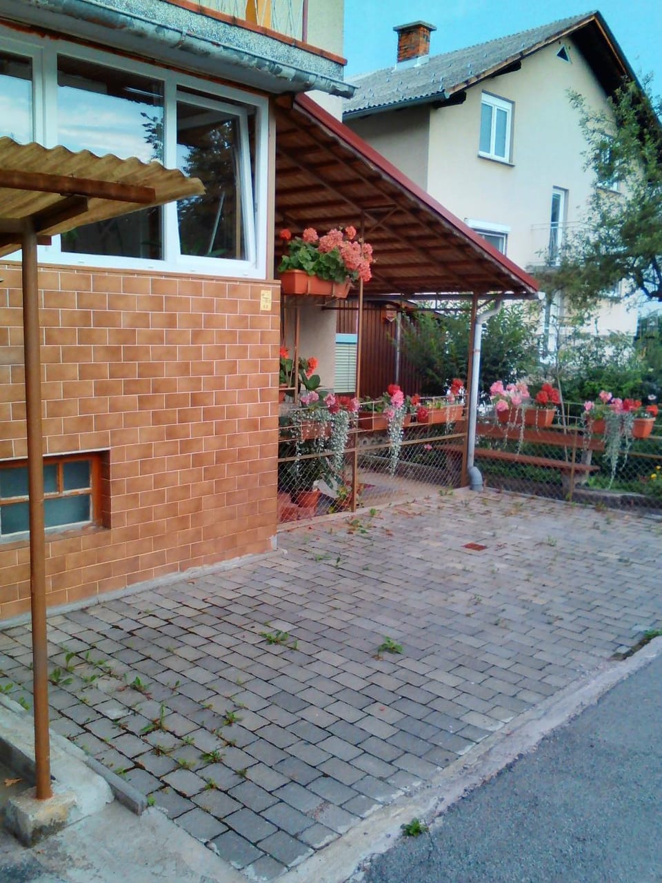 Property building, Facade/entrance, Neighbourhood, Summer, Massage, On site, City view, Street view, Sunrise
