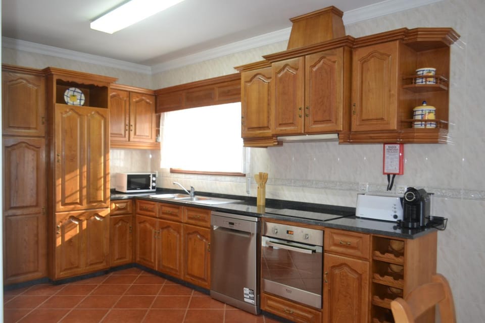 Communal kitchen, dishwasher, oven, stove, toaster