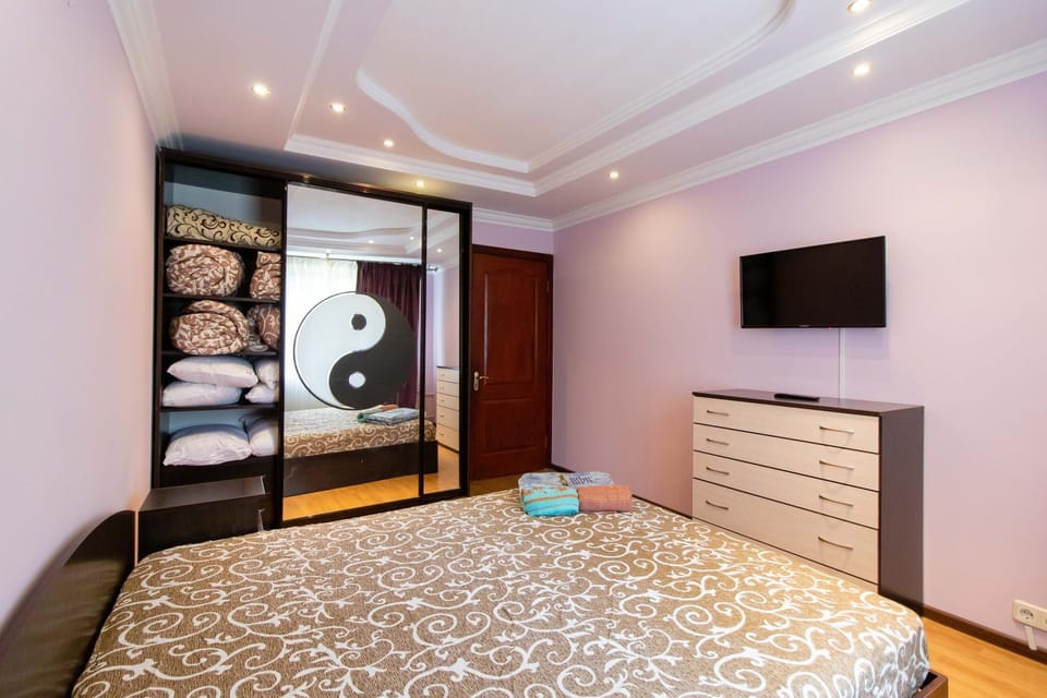 Bed, TV and multimedia, Bedroom