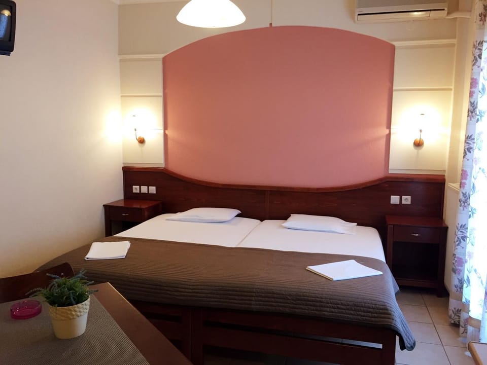 Bed, Photo of the whole room, Bedroom, air conditioner