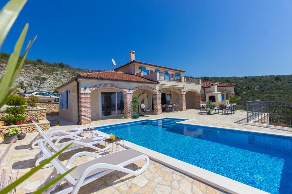 Property building, Balcony/Terrace, Swimming pool, Swimming pool