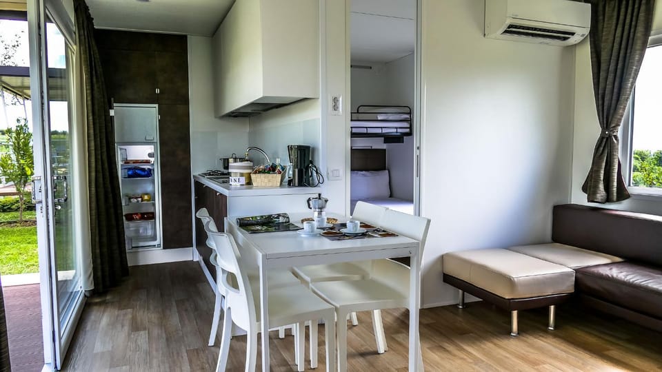 Kitchen or kitchenette, Living room, Seating area, Dining area