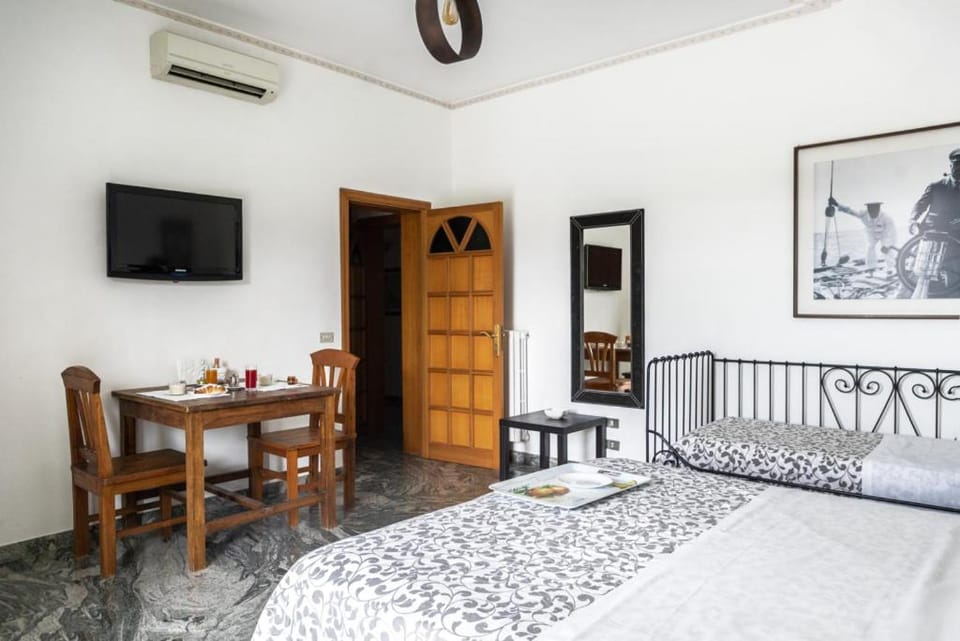 Bed, TV and multimedia, Photo of the whole room, Bedroom, hair dresser, air conditioner