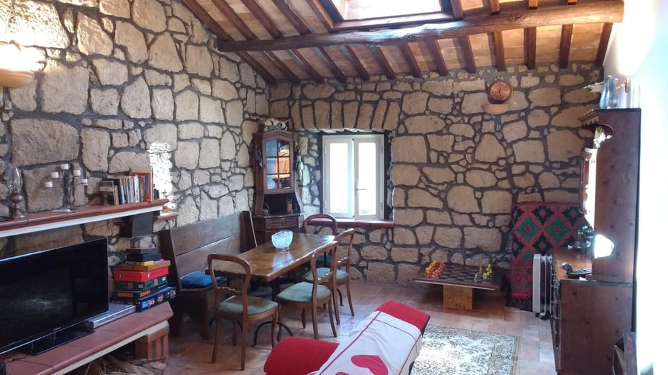 Living room, Pets, Entertainment