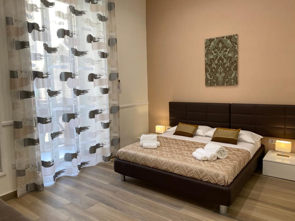 Bed, Bedroom, City view, Landmark view