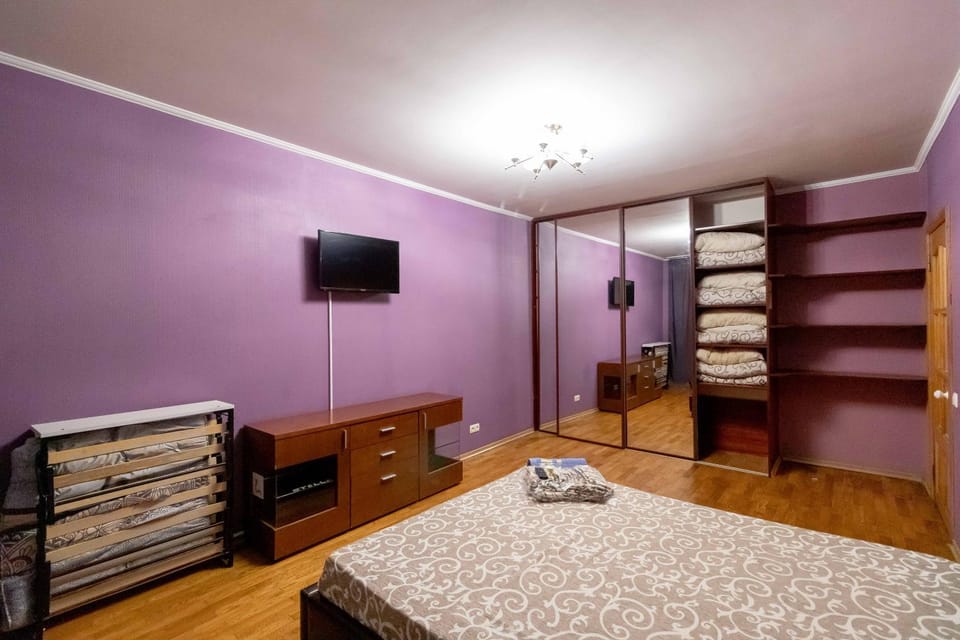 Bed, TV and multimedia, Living room, Photo of the whole room, Seating area, Bedroom, furniture, furniture, towels, towels, wardrobe