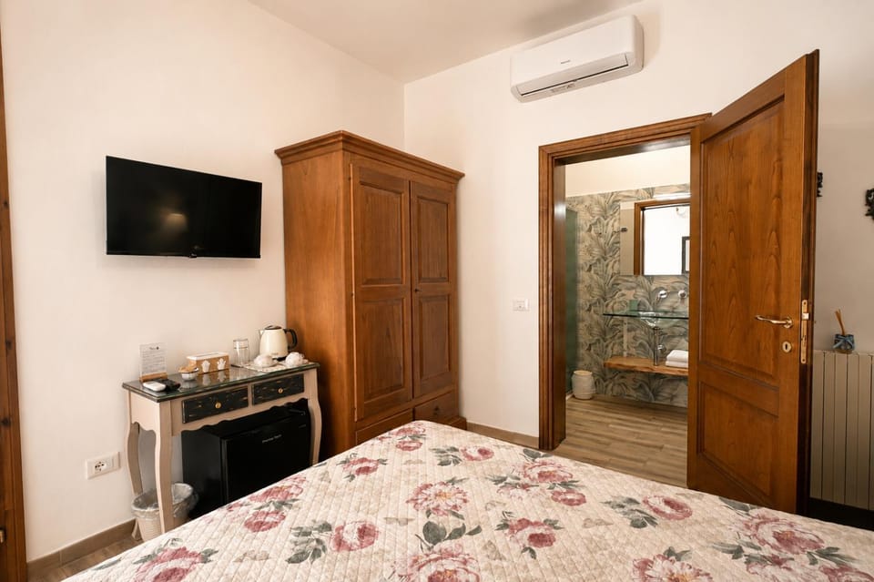 Bed, TV and multimedia, Photo of the whole room, Bedroom, minibar, wardrobe, air conditioner