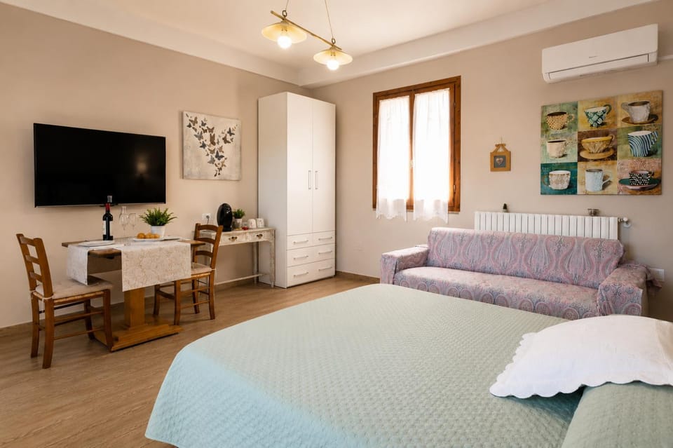 Bed, Photo of the whole room, Seating area, Dining area, Bedroom, air conditioner