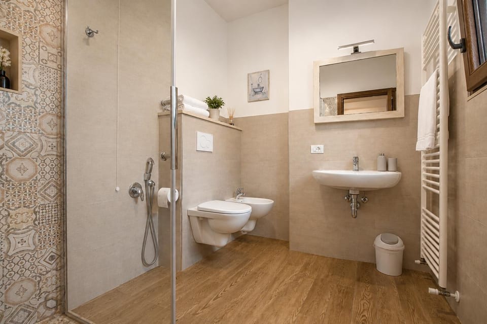 Shower, Toilet, Bathroom, bidet, towels