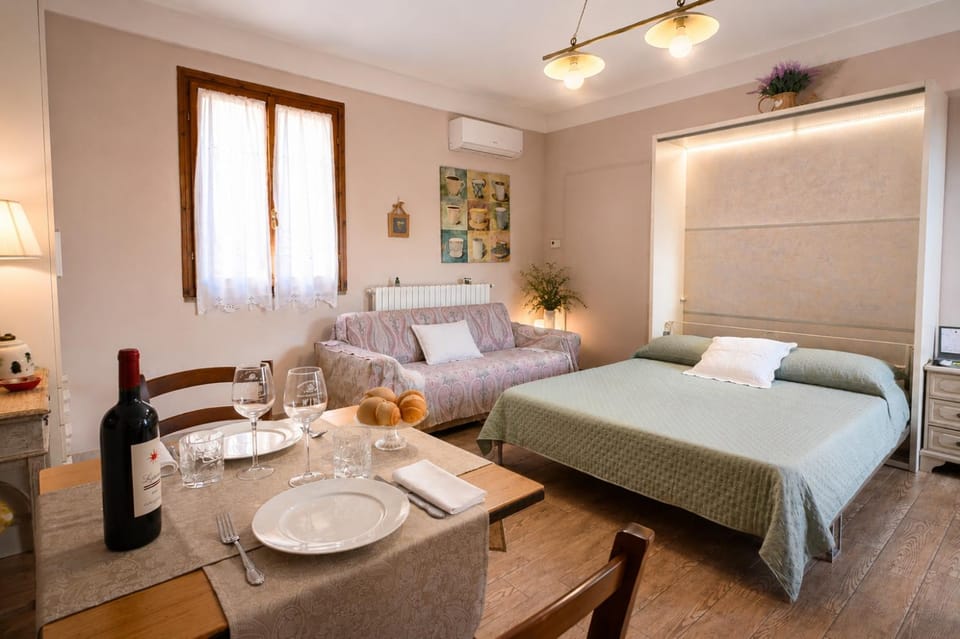Bed, Living room, Dining area, Bedroom