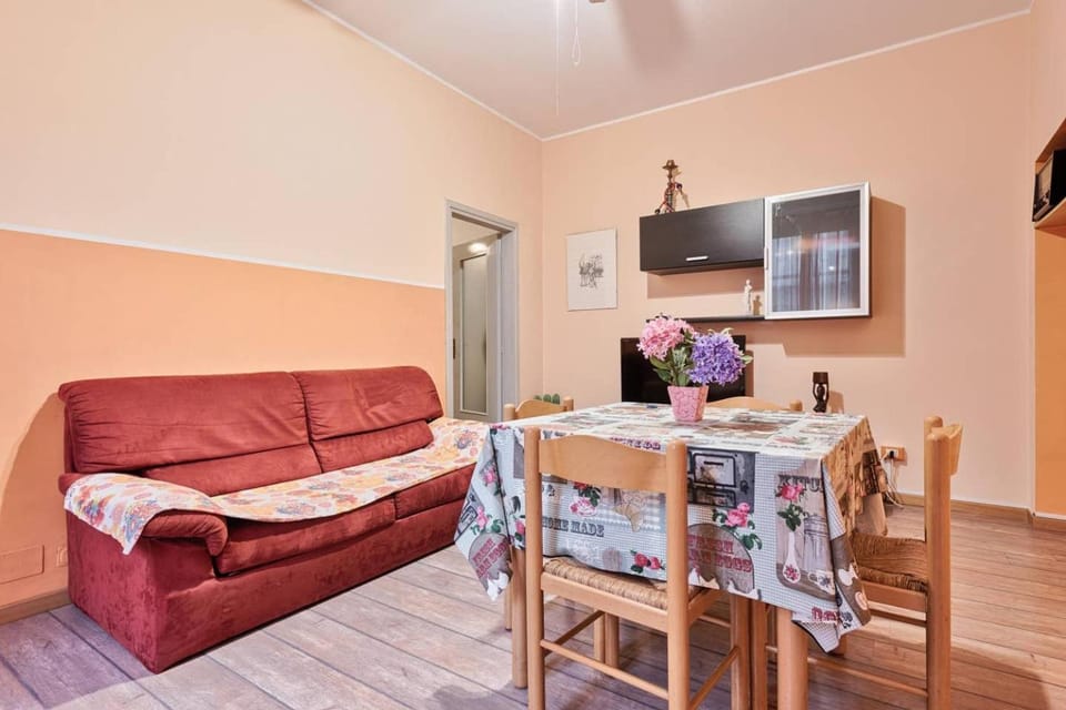 Communal lounge/ TV room, Living room, Dining area