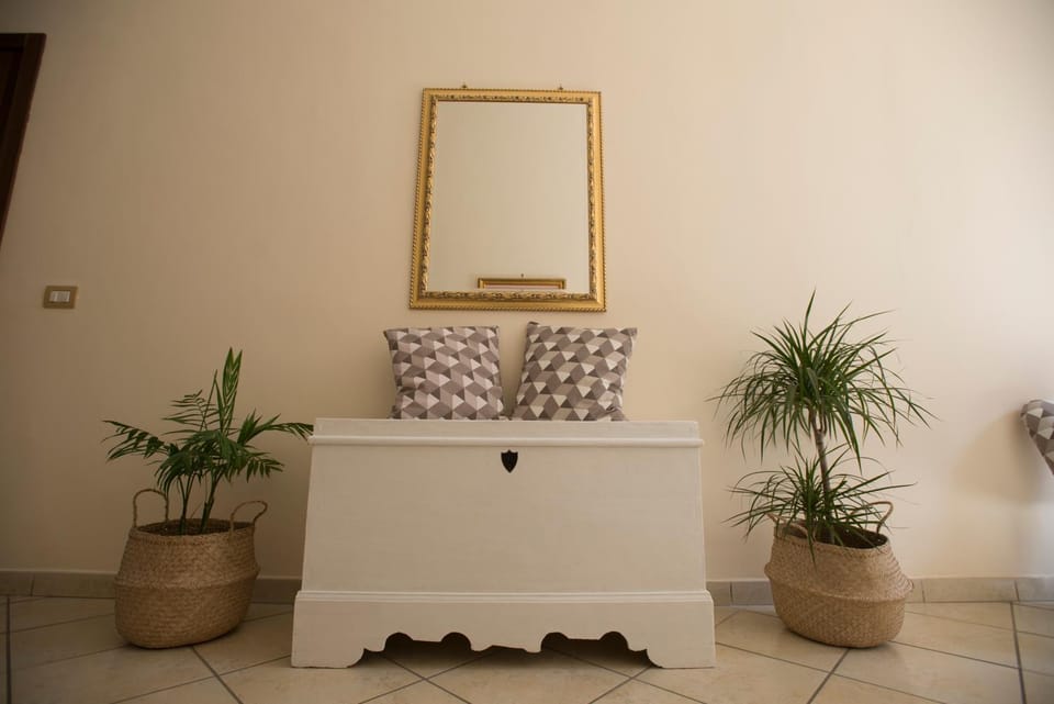 hair dresser, Internal: Not applicable to any particular room