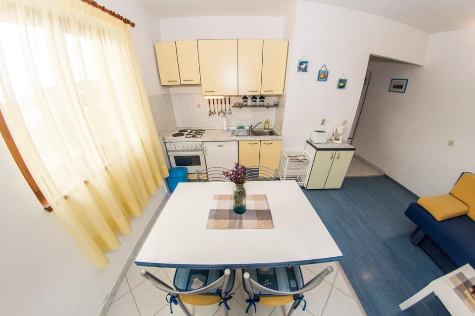 TV and multimedia, Coffee/tea facilities, Kitchen or kitchenette, Living room, Seating area, Dining area