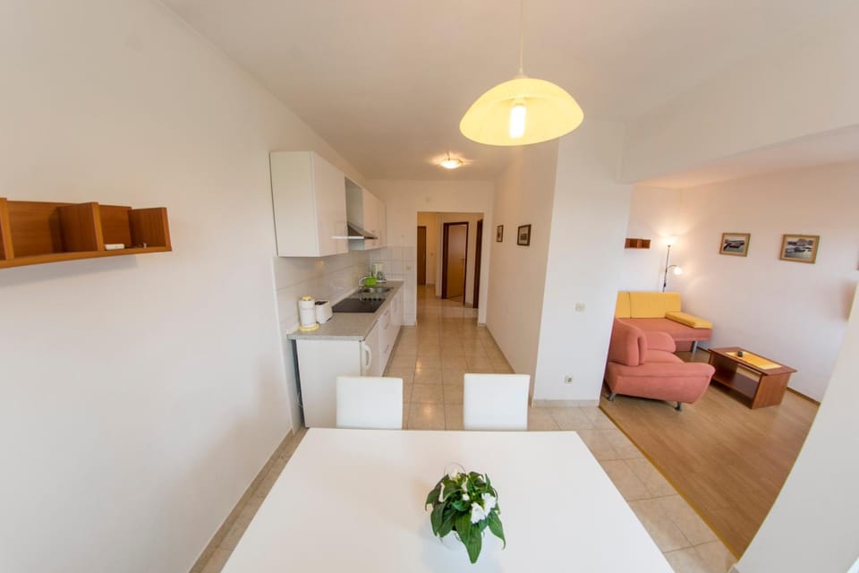 Kitchen or kitchenette, Living room, Seating area, Dining area