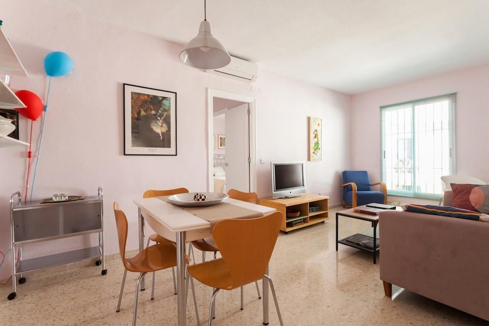 TV and multimedia, Living room, Seating area, Dining area