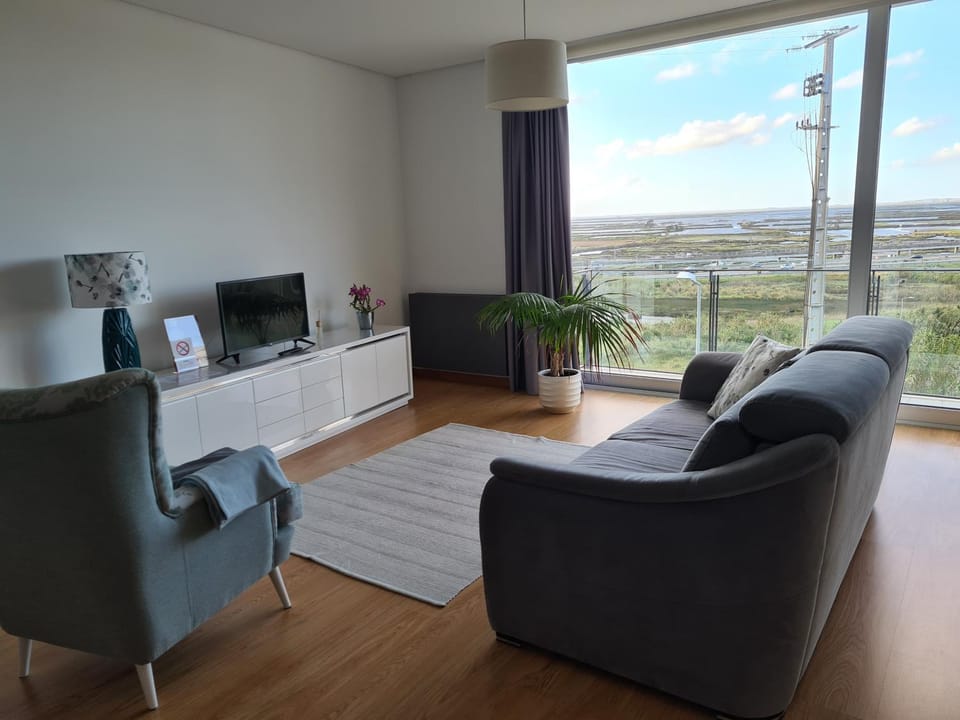 Natural landscape, TV and multimedia, Living room, Seating area