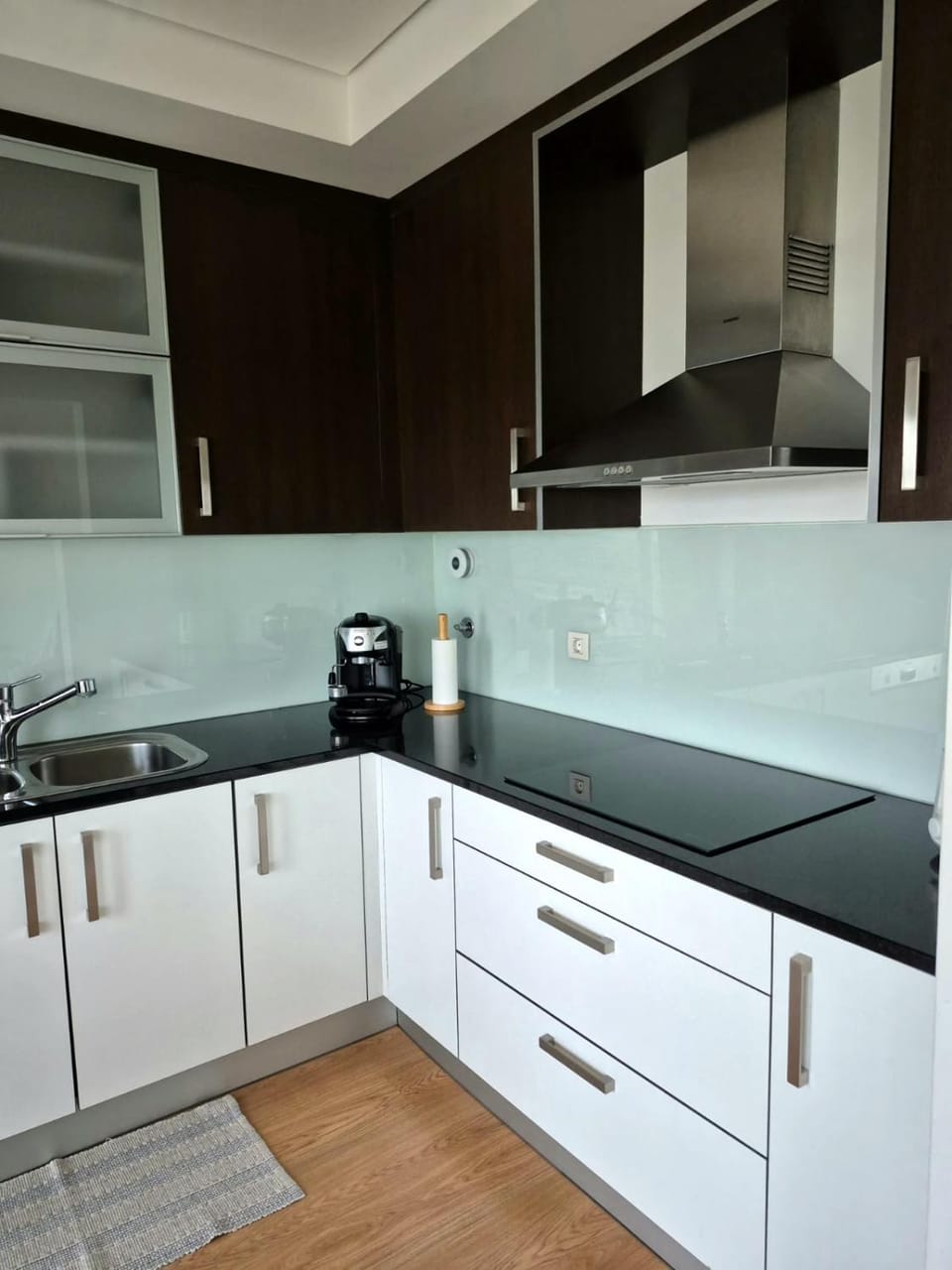 Kitchen or kitchenette, dishwasher, stove