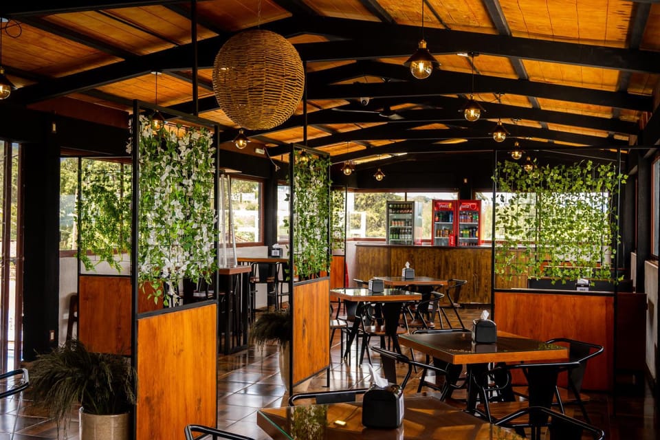 Restaurant/places to eat, Banquet/Function facilities, Seating area