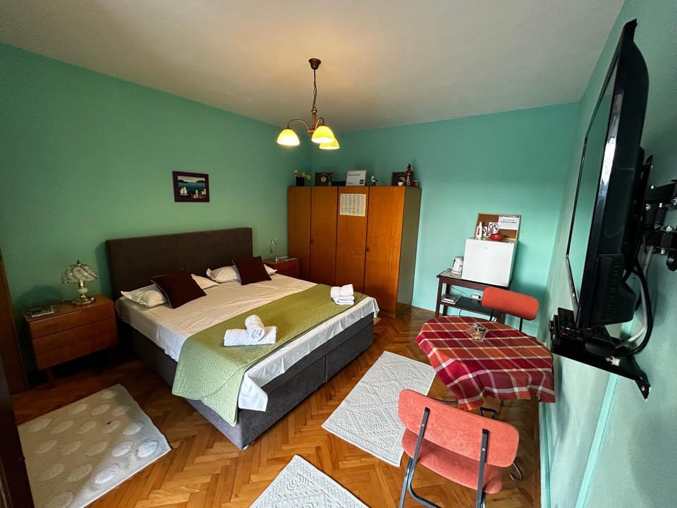 Bed, TV and multimedia, Bedroom, wardrobe
