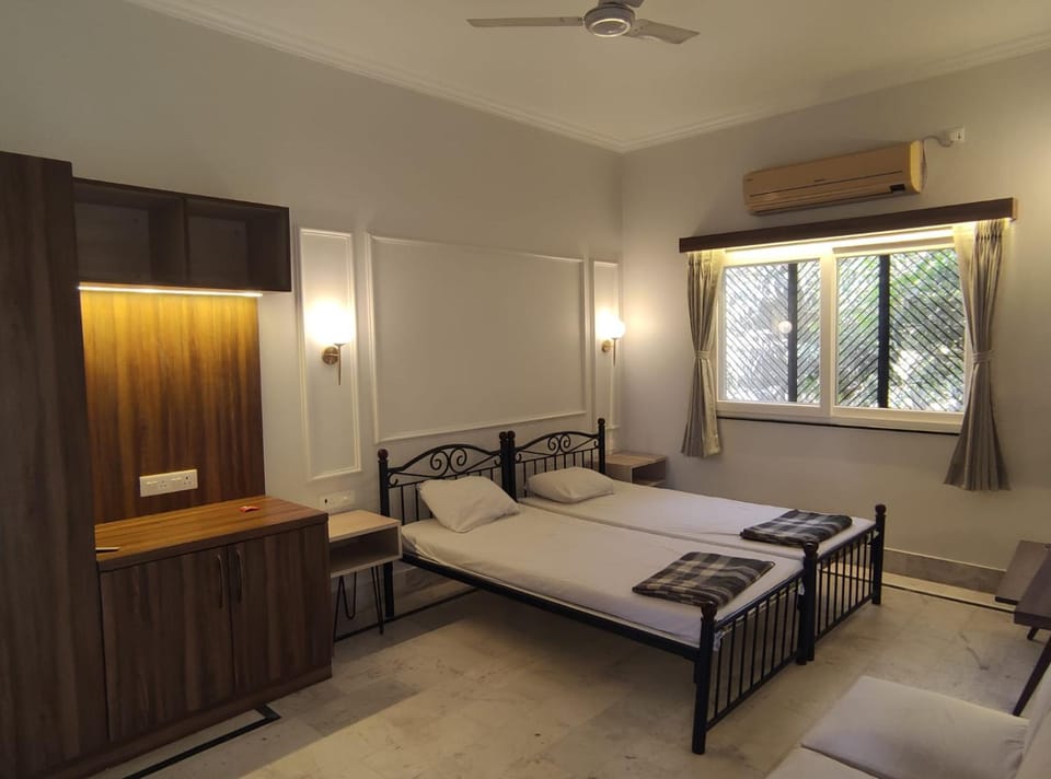 Bed, Photo of the whole room, Bedroom, fireplace, air conditioner