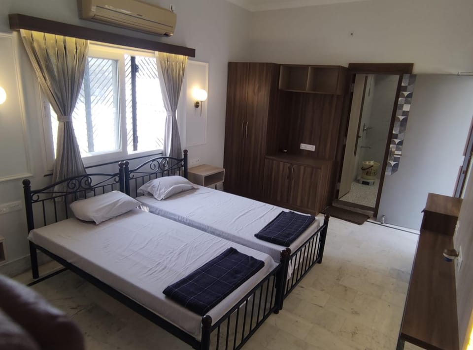 Bed, Photo of the whole room, wardrobe, air conditioner