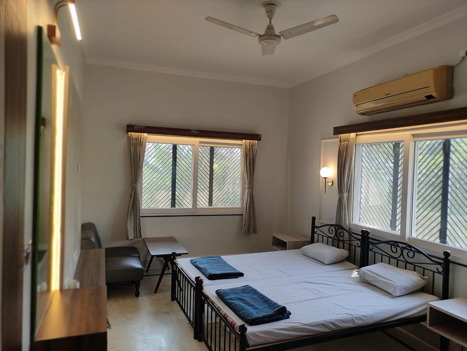 Bed, Photo of the whole room, Bedroom, fireplace, air conditioner