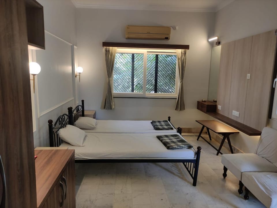 Bed, Photo of the whole room, Seating area, Bedroom