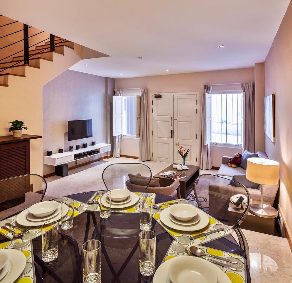 TV and multimedia, Living room, Seating area, Dining area