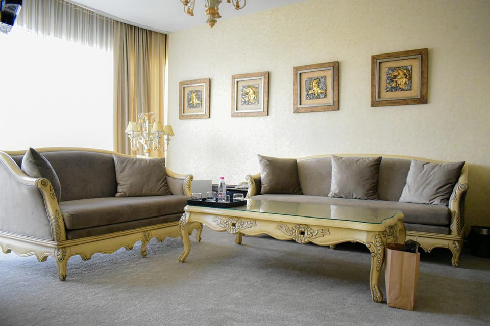 Restaurant/places to eat, Living room, Seating area