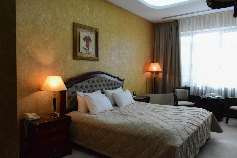 Bed, Living room, Photo of the whole room, Seating area, Bedroom