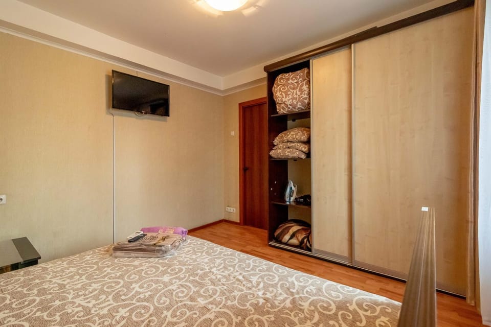 Bed, TV and multimedia, Photo of the whole room, Bedroom, furniture, furniture, locker, towels, towels, wardrobe
