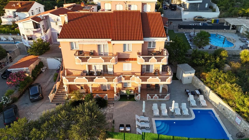 Property building, Patio, Balcony/Terrace, Swimming pool, Location