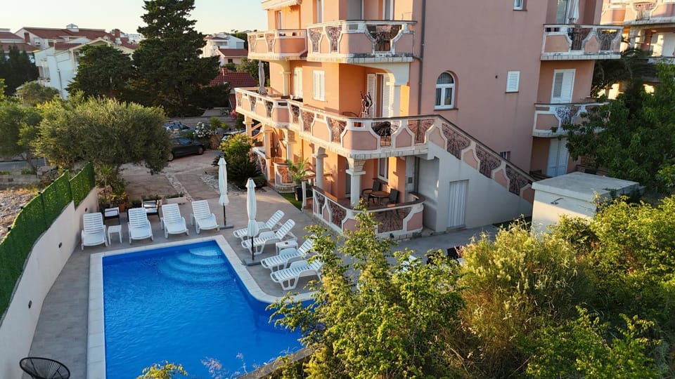 Property building, Patio, Swimming pool, Location