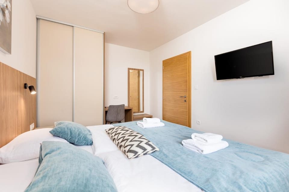 Bed, TV and multimedia, Bedroom