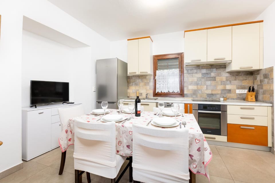 Dining area, kitchen