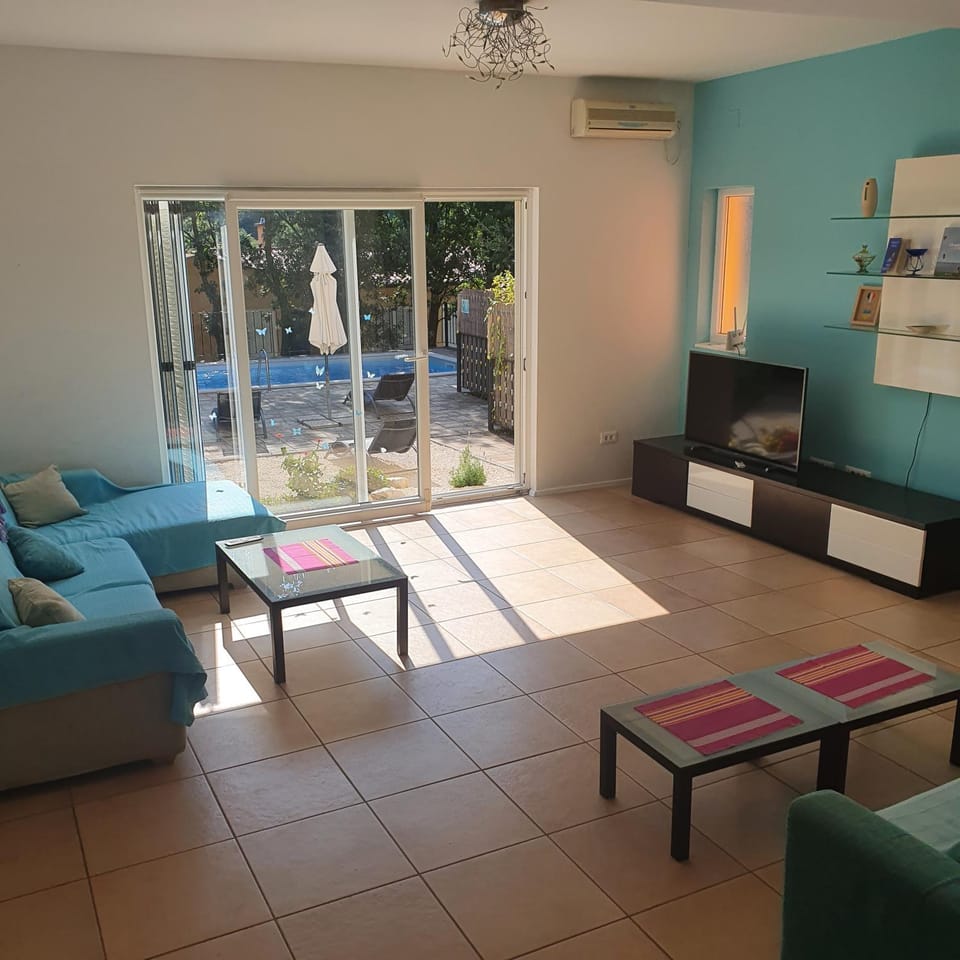 TV and multimedia, Living room, Seating area, air conditioner