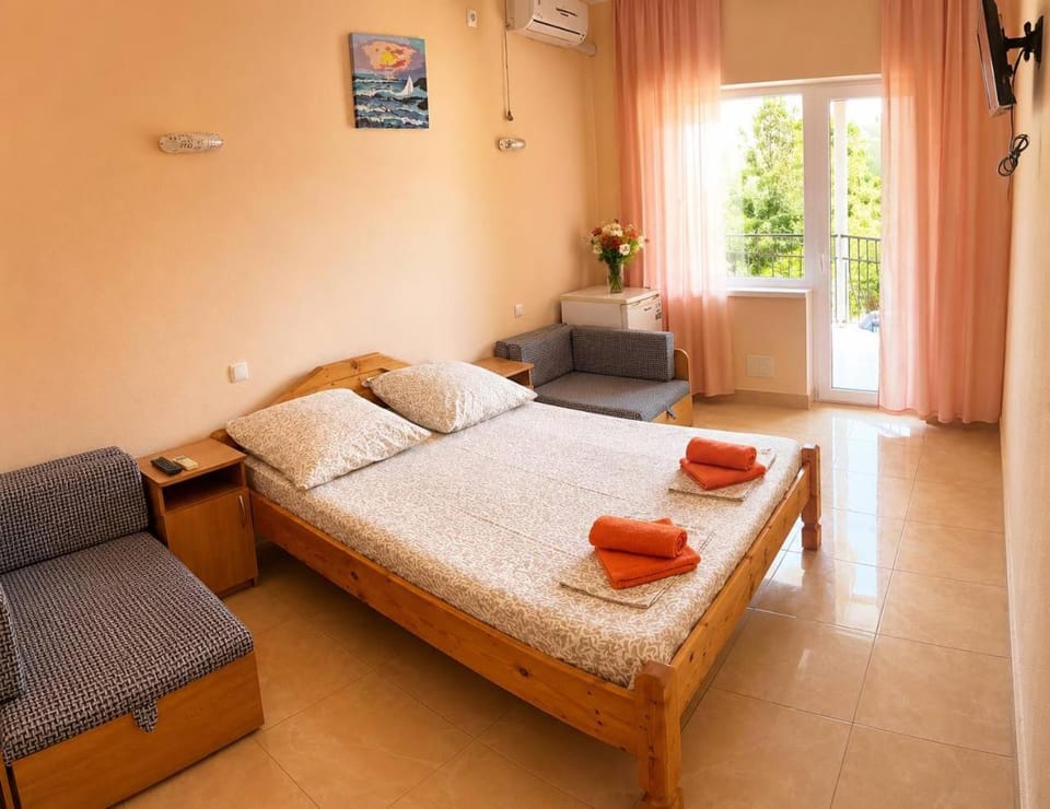 Bed, Photo of the whole room, Seating area, towels, air conditioner